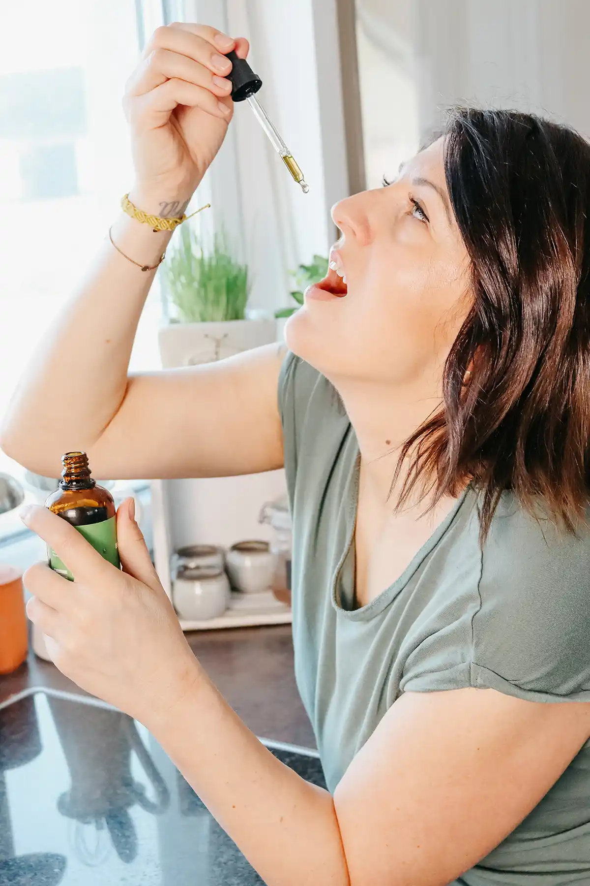 Marion nimmt Tropfen