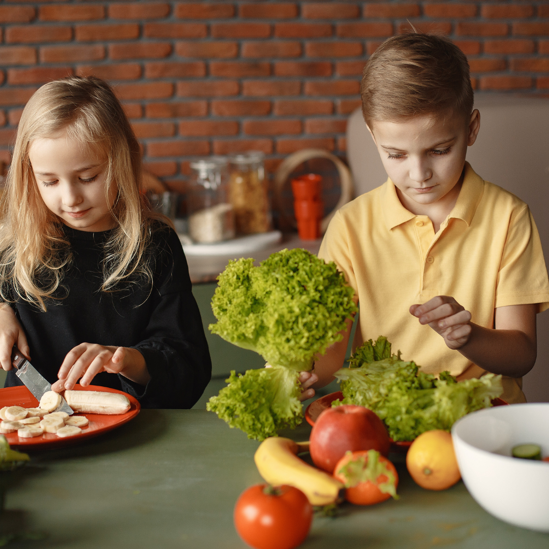 Kinder kochen in der Küche