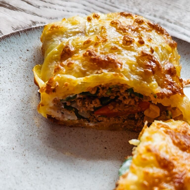 Vegetarische Kartoffelrolle auf einem Teller